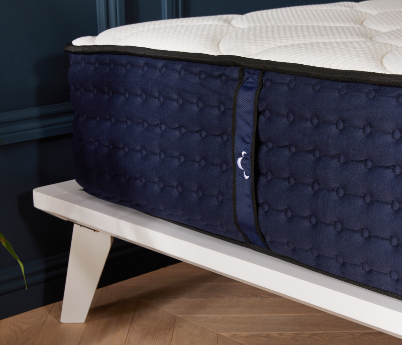 Matelas ferme dans une boîte de DreamCloud pour lit double